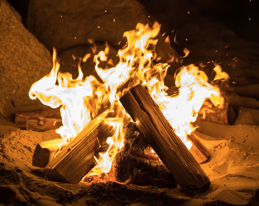 Beleuchtetes Lagerfeuer